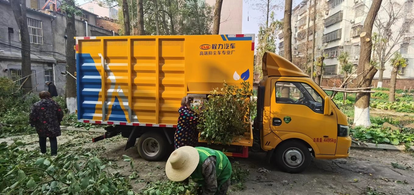 广州某小区内树枝修剪：方便，省钱！